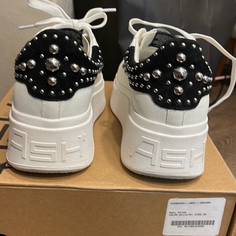Ash Moby studs